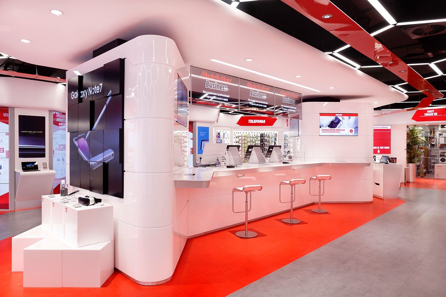 Loja de eletrónica moderna com produtos tecnológicos, representando presença da Inolever em retail especializado